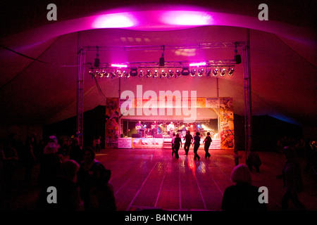 Gaelforce Creetown Country Music Festival dunklen Nacht im Zelt Silhouette Cowboys Cowgirls Line-Dance in der Nähe der Bühne Schottland Stockfoto