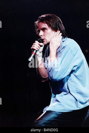 Ricky Ross Sängerin Rock Band Pop Gruppe Diakon blau auf der Bühne hält Mikrofon Mai 1990 Stockfoto