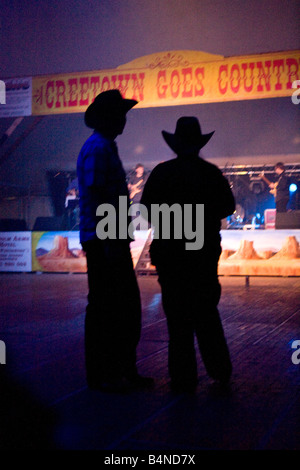 Creetown Country Music Festival zwei Cowboys Silhouette gegen Bühne Teil Gaelforce Arts Festival Galloway Scotland UK Stockfoto