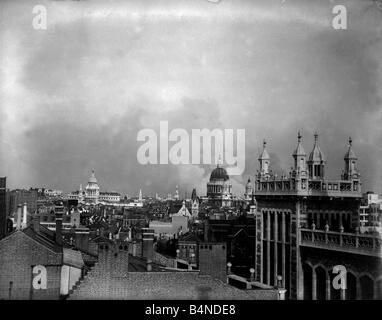 London Blitz Bombe Beschädigung 1940 WW2 Rauch steigt von hinten die Kuppel der St Pauls Cathedral nach dem ersten Tageslicht Bombardierung Streifzug durch die Luftwaffe Luftwaffe auf den Docks und der Londoner East End im September 1940 folgte die Luftwaffes Änderung der Taktik von RAF Kämpfer Basen auf dem Höhepunkt der Luftschlacht um England, die Bombardierung von London Bombardierungen die RAF Bombardierung Angriff auf Berlin dieser Überfall war von Winston Churchill nach London versehentlich Bombe war bestellt worden Ende August 1940 verloren, wenn ein Flug von Luftwaffe Bomber ihren Weg in einen nächtlichen Angriff auf die Treibstofflager entlang der Themse Stockfoto