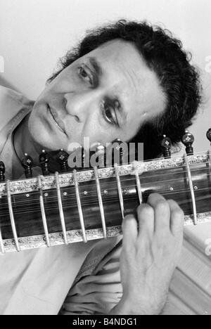 Ravi Shankar spielen die Sitar in seiner Suite im Savoy Hotel Oktober 1969 Stockfoto