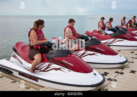 Kreuzfahrt-Passagiere erhalten Einweisung vor der Einnahme von Jet-Ski-Ausflug auf Coco Cay, Bahamas Stockfoto