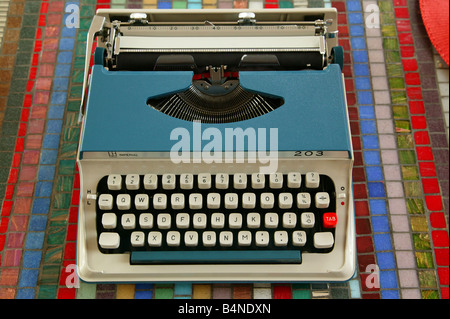 Vintage Blue Schreibmaschine auf einem Tisch Stockfoto
