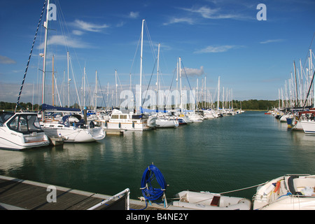 Yachten aufgereiht entlang Ponton in Marina am Fluss Hamble, Southampton, UK Stockfoto