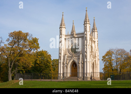 Gotische Kapelle (St. Alexander Nevsky orthodoxe Kirche, 1834) in Alexandria Park, Peterhof, St. Petersburg, Russland Stockfoto