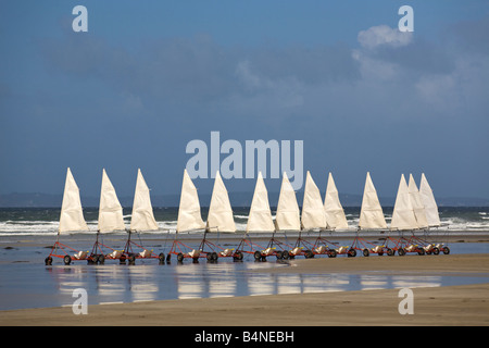 Ein Sand Yacht-Reihe am Strand Pentrez Saint Nic (Bretagne). Rangée de chars À Voile Sur la Plage de Pentrez Saint Nic (Frankreich). Stockfoto