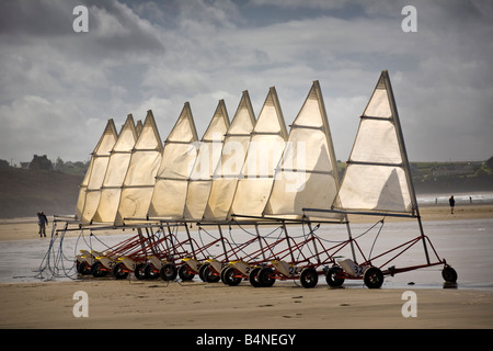 Ein Sand Yacht-Reihe am Strand Pentrez Saint Nic (Bretagne). Rangée de chars À Voile Sur la Plage de Pentrez Saint Nic (Frankreich). Stockfoto