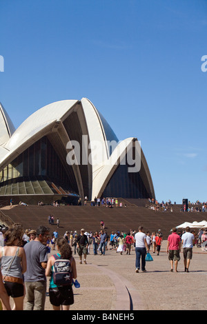 Besucher, die zu Fuß in Richtung Sydney Opera House, Sydney, Australien Stockfoto