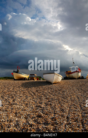 Gewitterwolken über den Kiesstrand und Angelboote/Fischerboote am Weybourne an der Nordküste Norfolk Stockfoto