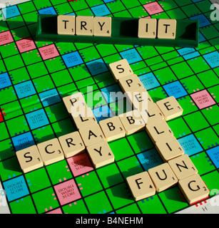 Eine Nahaufnahme von einem Scrabble-Spiel lädt zum spielen und verbessern Sie Ihre Rechtschreibung Fähigkeiten auf spielerische Art und Weise! Stockfoto