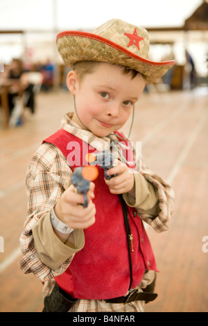 Creetown Country Music Festival junge gekleidet als Sheriff mit Gewehren Outlaw Galloway Scotland UK erschießen Stockfoto