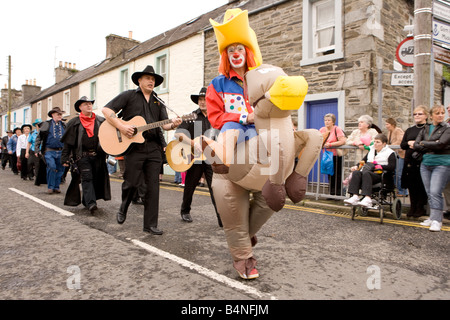 Creetown Country Music Festival Teil der Gaelforce Künste und Unterhaltung Festival Prozession der Cowboys und Sänger auf Straße Stockfoto