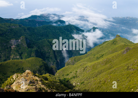 Nördlich von Pico Ruivo Madeira s höchste Gipfel mit Sea Cloud anzeigen Stockfoto