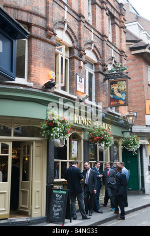 Menschen trinken auf Straße vor Pub in Bishopsgate Bereich London England UK Stockfoto