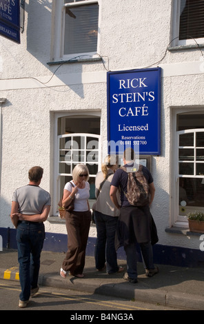 Ausflügler außerhalb Rick Stein-Café-Bistro in Padstow, Cornwall Stockfoto