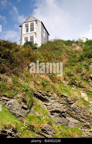 Kleines Haus thront oben auf einer Klippe in Port Isaac Cornwall Stockfoto