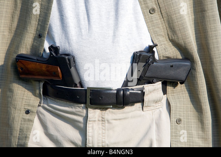 Zwei Handfeuerwaffen sitzt ein Mann Band. Stockfoto