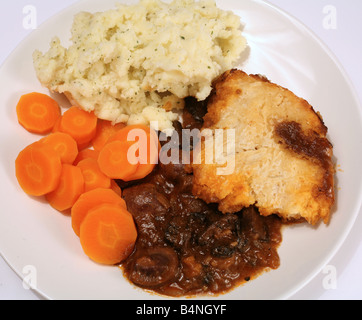 Ein Teller mit Niere und Pilz Pie unter einer Talg Teig Kruste gekochte Karotten und Petersilie Kartoffelpüree Stockfoto