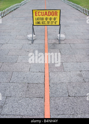 Die Äquator Linie Äquator Aequator QUITO ECUADOR Grenze gebunden Grenzlinie Quito Ecuador Hauptstadt außerhalb Südamerikas, Stockfoto