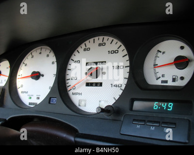 Ein benutzerdefinierte Gauge-Cluster fand im Inneren eines Sportwagens die Zifferblätter sind ein weißer Kohlefaser-finish Stockfoto