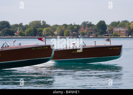 Zwei antike Holzboote racing nebeneinander. Stockfoto