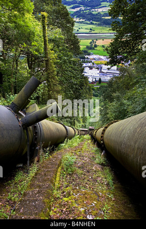 Rohrleitungen, Wassertragen, Dolgarrog hydro electric Power Station in der Nähe von Conwy Nord-Wales Stockfoto