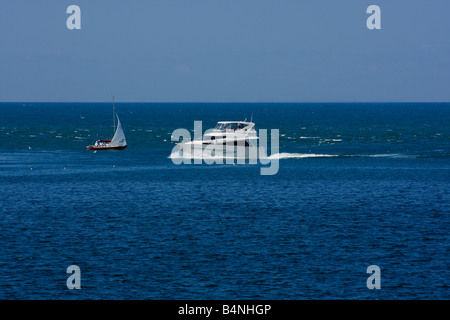 Lake Ontario New York New York NY wunderschöne Wasserlandschaft mit Segelboot mit weißem Segel über dem Kopf von oben horizontal in den USA Hi-res Stockfoto