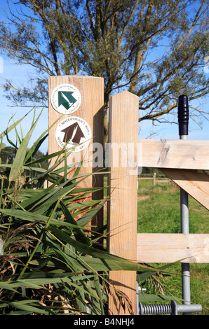 Richtung Anzeichen auf eine Säule für die Wherrymans Möglichkeiten runden gehen und Wherrymans wie bei Chedgrave, Norfolk, Großbritannien. Stockfoto