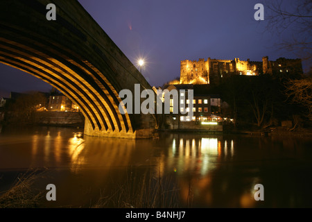 City of Durham, England. Eine Nacht mit Blick auf Framwelgate Brücke über den Fluss tragen mit Durham Castle im Hintergrund Flutlicht. Stockfoto