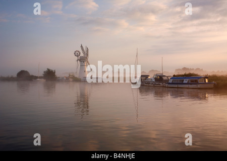 Thurne Windmühle und einem nebligen Fluß Thurne im Morgengrauen auf den Norfolk Broads Stockfoto