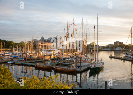 Große Schiffe füllen den Hafen bei Sonnenuntergang während des Tall Ships Festivals in Victoria, British Columbia Stockfoto