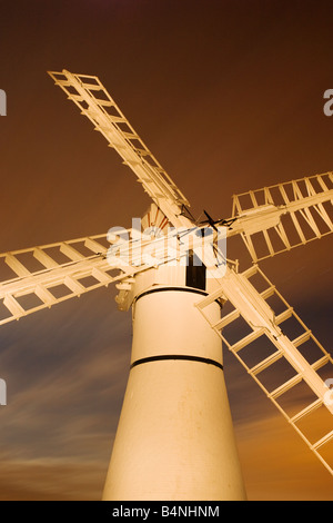 Thurne Mühle fotografiert nachts während einer Langzeitbelichtung auf den Norfolk Broads Stockfoto