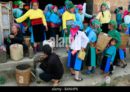 Weißes Hmong Stammesfrauen in Ha Giang Province, Vietnam Dong Van Markt Stockfoto