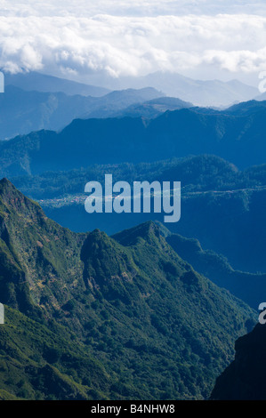 Nördlich von Pico Ruivo Madeira s höchste Gipfel mit Sea Cloud anzeigen Stockfoto