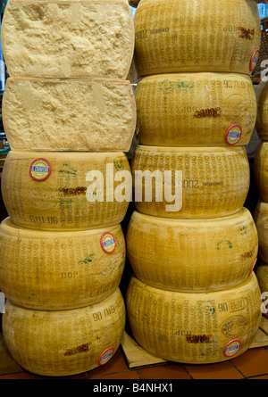 Parmigiano Reggiano Räder Stockfoto