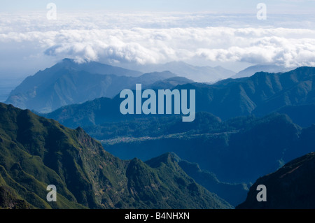 Nördlich von Pico Ruivo Madeira s höchste Gipfel mit Sea Cloud anzeigen Stockfoto
