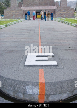 Die Äquator Linie Äquator Aequator QUITO ECUADOR Grenze gebunden Grenzlinie Quito Ecuador Hauptstadt außerhalb Südamerikas E Stockfoto