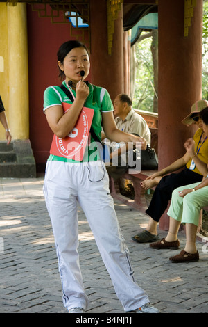 Chinesische Fremdenführerin in Fengdu Ghost Town, China Stockfoto