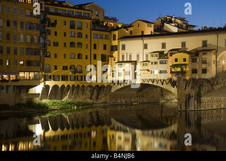 Die Ponte Vecchio, die mittelalterliche Brücke über den Arno in Florenz, Italien. Stockfoto