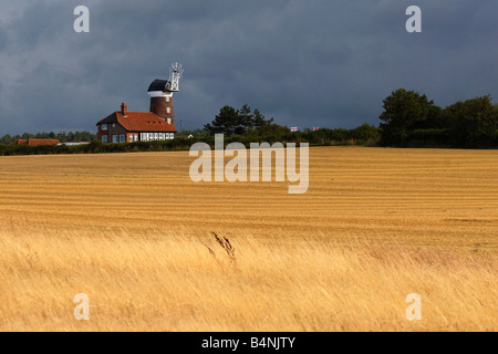 Frisch Erntefeld vor einer Windmühle am Weybourne an der Küste von Norfolk Stockfoto