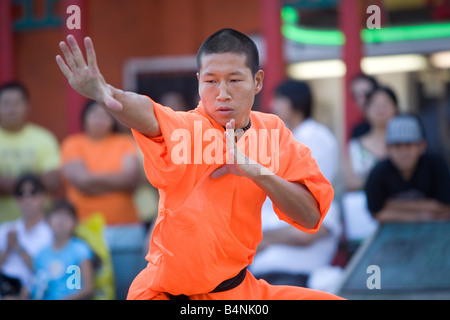 Martial-Arts-Demonstration während des Mondfestes in Los Angeles Chinatown Stockfoto