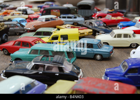 gemischte Sammlung von Spielzeugautos an Braderie von Lille Frankreich Stockfoto