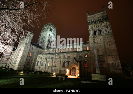 City of Durham, England. Nacht mit Blick auf die Kathedrale von Durham Flutlicht. Stockfoto