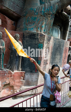 Chinesischen Reiseführer weist darauf hin Steinmetzarbeiten in das UNESCO-Weltkulturerbe am Dazu Sichuan China Stockfoto