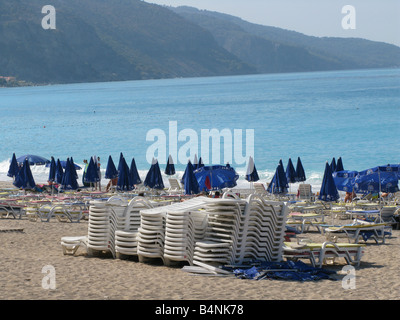 Stapel von leeren Sonnenliegen am Strand Olu Deniz, Türkei Stockfoto