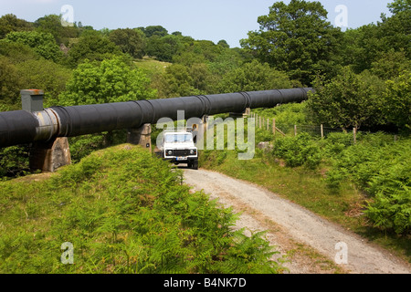 Rohrleitung mit Wasser aus Coedty Reservoir über Straße zum Dolgarrog elektrische Wasserkraftwerk in der Nähe von Conwy Nord-Wales Stockfoto