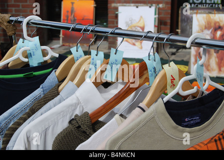 Secodn hand Kleidung zum Verkauf an Braderie von Lille Frankreich Stockfoto