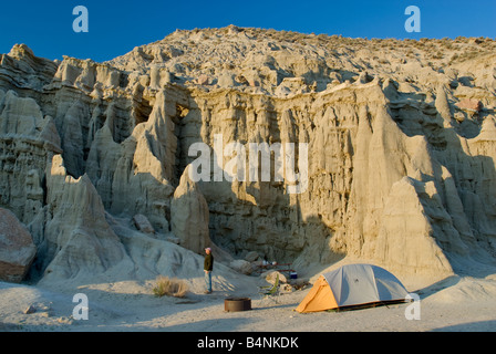 Sandstein-Klippen am Campingplatz im Red Rock Canyon State Park in der Nähe von Städten von Ridgecrest Mojave in El Paso Berge Kalifornien USA Stockfoto