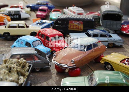 gemischte Sammlung von Spielzeugautos an Braderie von Lille Frankreich Stockfoto