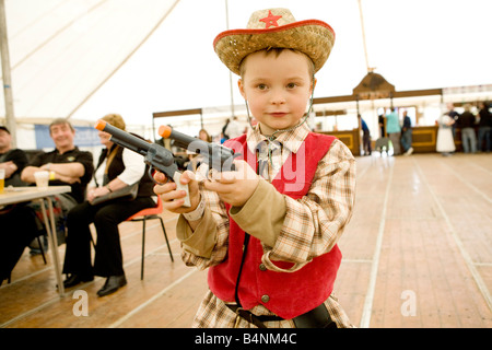 Creetown Country Music Festival junge gekleidet als Sheriff mit Gewehren Outlaw Galloway Scotland UK erschießen Stockfoto